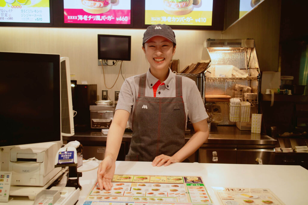 モスバーガーのレジに立つ店員さん